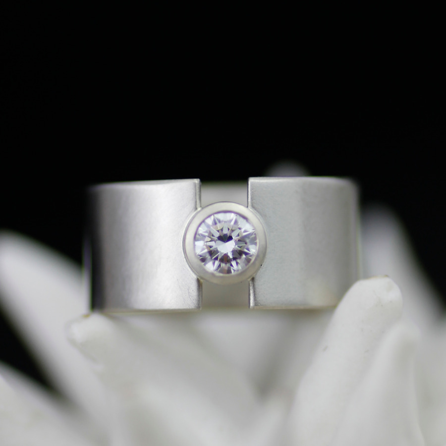 K all white gold LUNAR eclipse