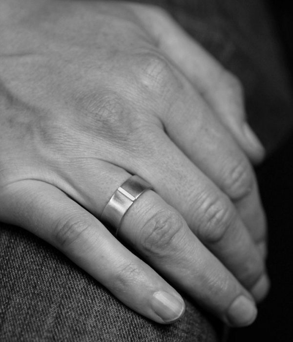In Line Diamond Gold Tab Wedding Band