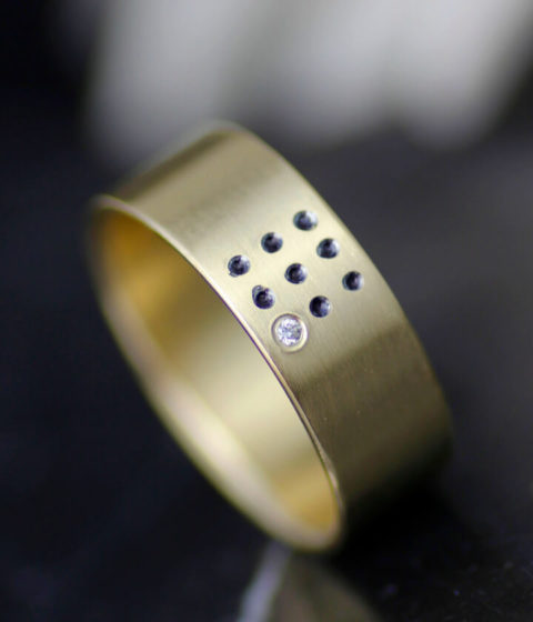 griddiamondandyellowgoldgenderneutralweddingband scaled