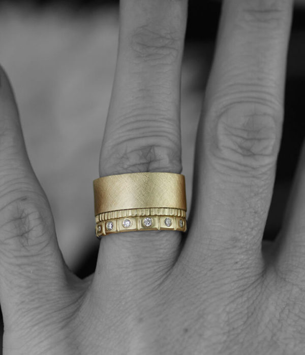 fat scratch and crenelated diamonds stacking set K gold on hand