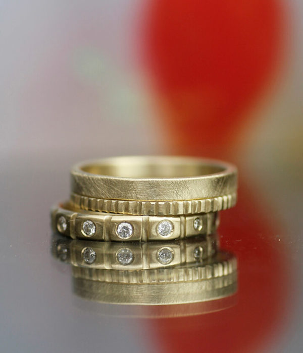 short stacking set with crenelated band