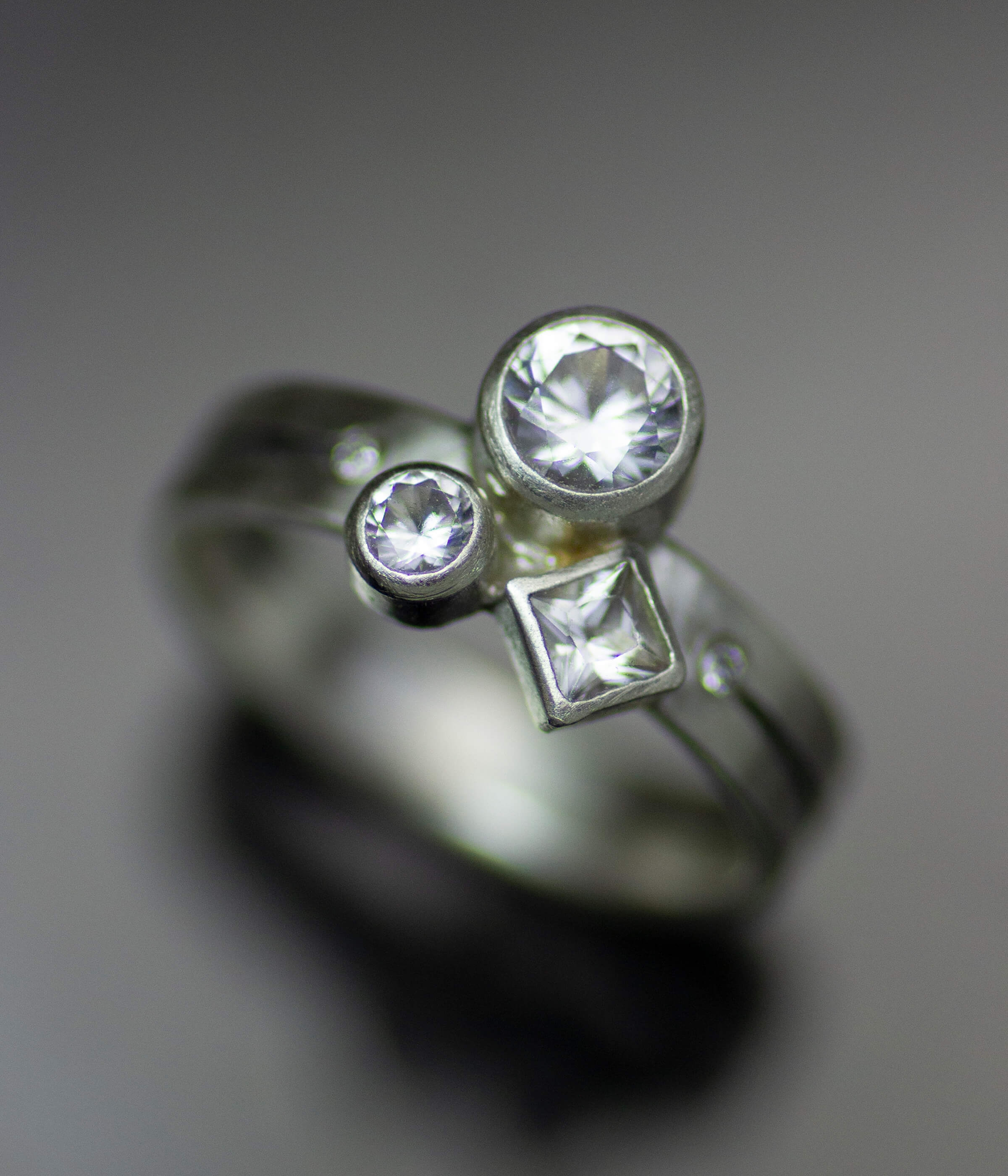 Alma Ring - White Sapphire - 9k – Handcrafted Cph