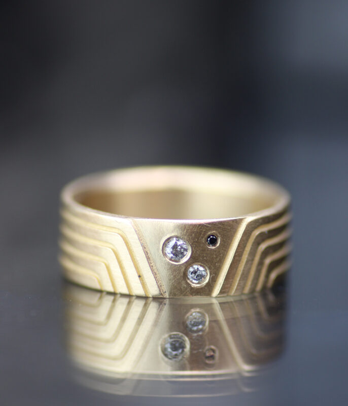 Groovy Triangle Salt and Pepper Geometric Modern Wedding Band - Image 4